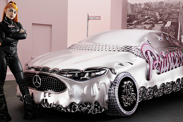 Mercedes-Benz CLA diventa un’opera d’arte in cromo fuso © ANSA/Mercedes-Benz