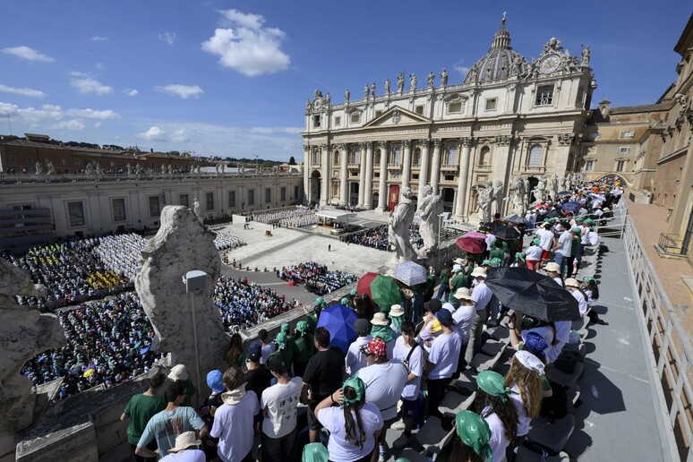 Parolin celebra la messa a Piazza S.Pietro - RIPRODUZIONE RISERVATA