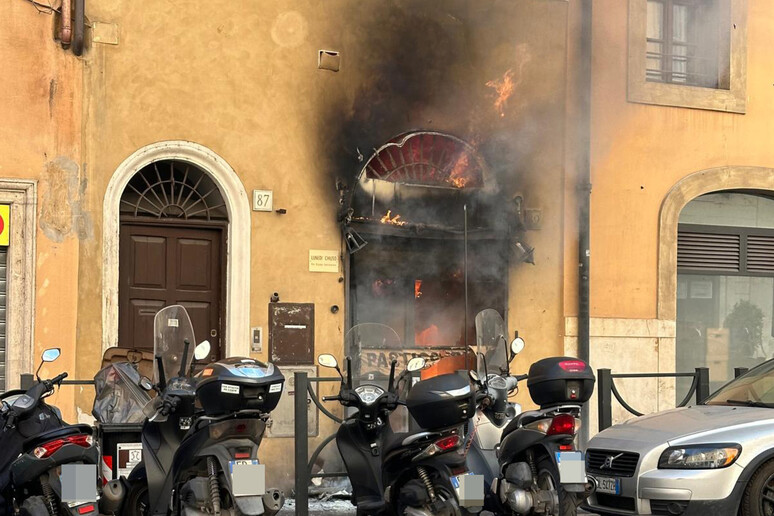 In fiamme la pasticceria Cinque Lune davanti al Senato - RIPRODUZIONE RISERVATA