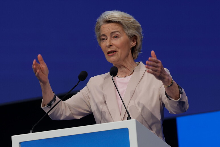 La Commissione Ue sottolinea: "Von der Leyen sostiene appieno il Green Deal" © ANSA/EPA