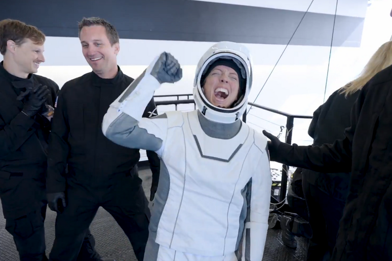 Rebea Rogge appena uscita da sola dalla Crew Dragon Resilience (fonte: SpaceX) - RIPRODUZIONE RISERVATA