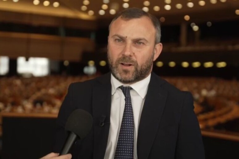 - RIPRODUZIONE RISERVATA
