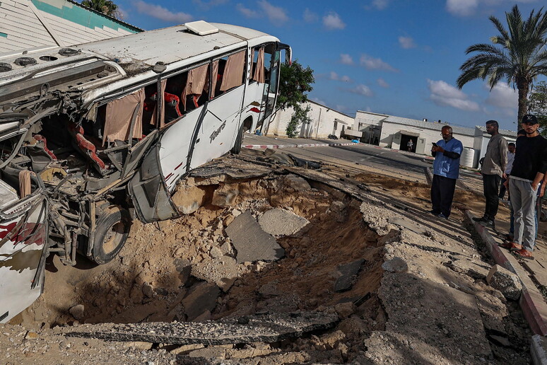 Palestinians inspect the site of an Israeli airstrike outside the European Hospital © ANSA/EPA
