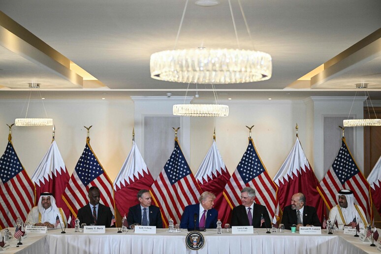 US President Donald Trump (C) attends a breakfast with business leaders in Doha on May 15, 2025 © ANSA/AFP