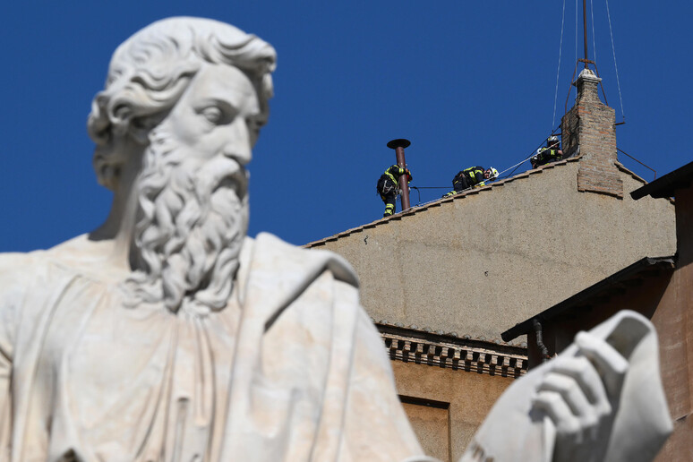 Conclave: lavori in corso, si monta il comignolo sulla Sistina