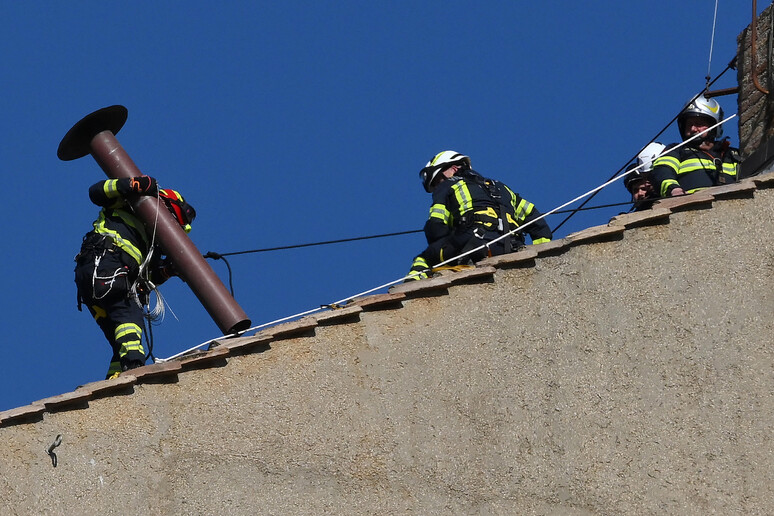 Conclave: lavori in corso, si monta il comignolo sulla Sistina