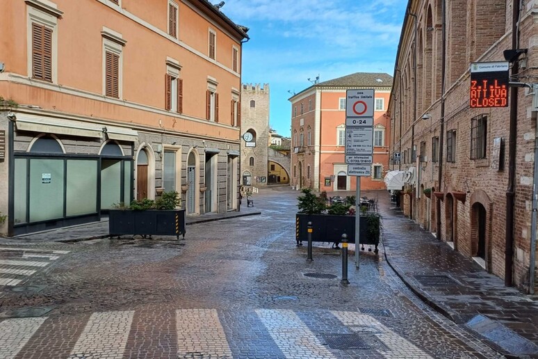 - RIPRODUZIONE RISERVATA