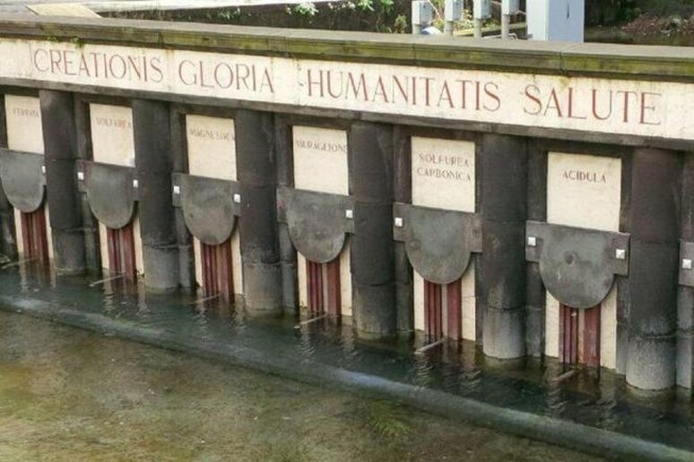 - RIPRODUZIONE RISERVATA