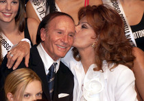 Sophia Loren (D), presidente della giuria di Miss Italia 2001, bacia il patron del concorso Enzo Mirigliani