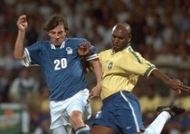 Alessandro Del Piero in contrasto con il brasiliano Celio Silva l'8 giugno 1997  a Lione durante l'amichevole Italia-Brasile che termina 3-3