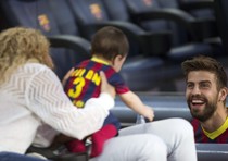 Pique con il figlio MIlan e la moglie Shakira